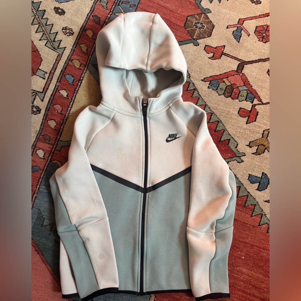 Nike Boys Tech Sweatshirt, cream and light blue, size XL
